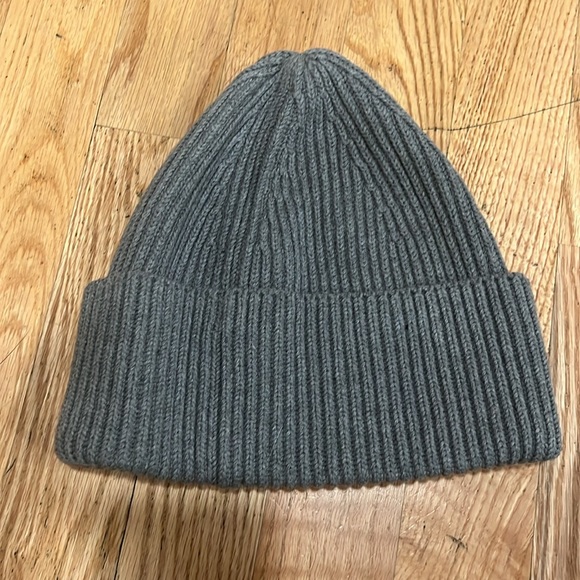 Two Paper Label beanies - Picture 2 of 7